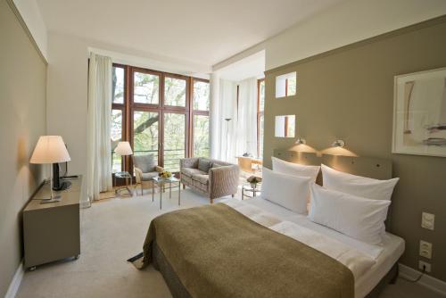 Un pat sau paturi într-o cameră la Privathotel Lindtner Hamburg