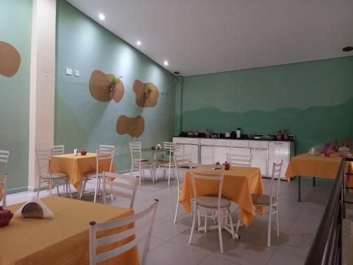 Reštaurácia alebo iné gastronomické zariadenie v ubytovaní Cachoeira Apart Hotel