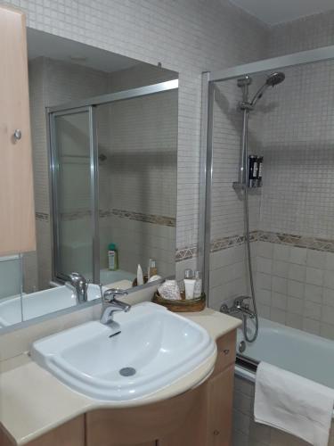 bagno con lavandino, doccia e vasca di Resort Calahonda Garden-Medina del Zoco Beach by H&H a Málaga