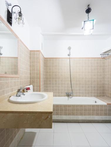 Ένα μπάνιο στο Hotel Marqués de Torresoto by Vivere Stays