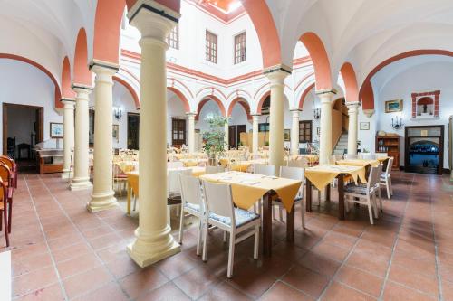 Restaurace v ubytování Hotel Marqués de Torresoto by Vivere Stays
