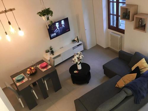 ein Wohnzimmer mit einem Sofa und einem Tisch in der Unterkunft Lola Loft in Florenz