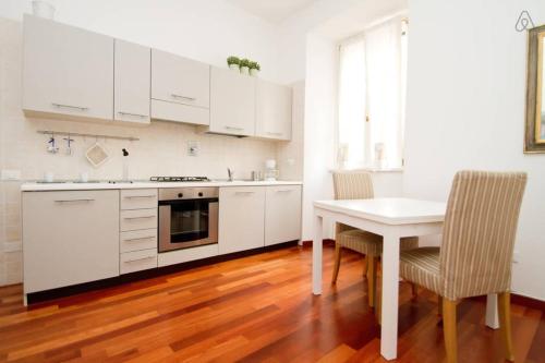 Una cocina o kitchenette en Barbacan Boutique Hotel