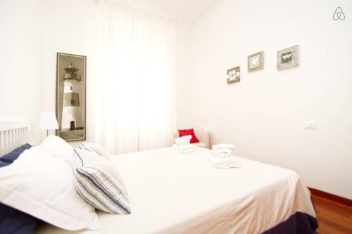 Una cama o camas en una habitación de Barbacan Boutique Hotel