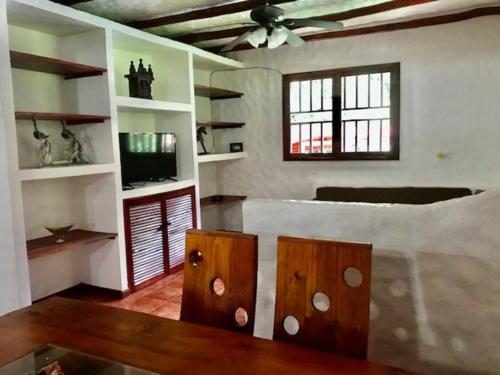 1 dormitorio con 1 cama y TV en Villas la Foresta, en Manuel Antonio
