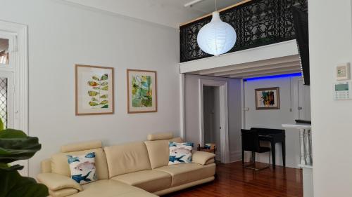 sala de estar con sofá y mesa en The Atrium - A Stylish Home with up to 6 Bedrooms, en Port Pirie