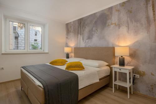 Postel nebo postele na pokoji v ubytování Apartment Banje Beach 2