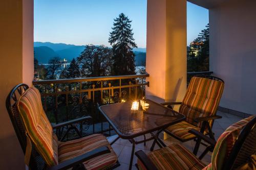 einen Balkon mit einem Tisch und Stühlen mit Aussicht in der Unterkunft DREAM BLED Balcony Apartment in Bled