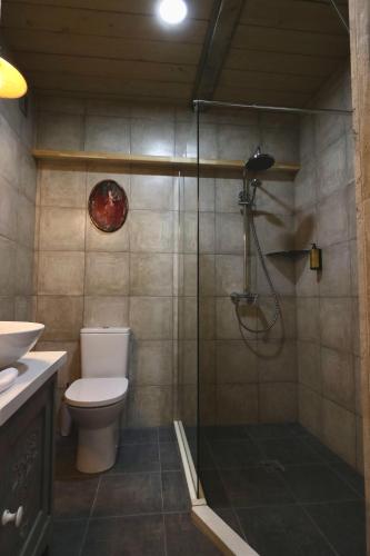 Bilik mandi di Artists Residence in Tbilisi