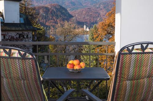 eine Schale mit Obst auf einem Tisch auf einem Balkon in der Unterkunft DREAM BLED Balcony Apartment in Bled
