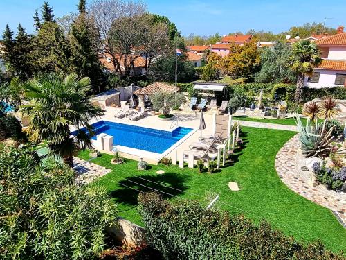 an aerial view of a yard with a swimming pool at Apartment Villa Engel with Pool in Poreč