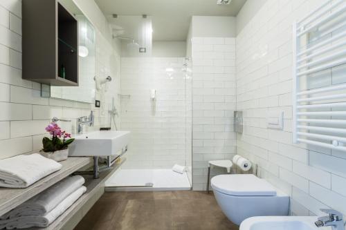 A bathroom at Nautilus Family Hotel