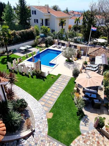an aerial view of a backyard with a swimming pool at Apartment Villa Engel with Pool in Poreč