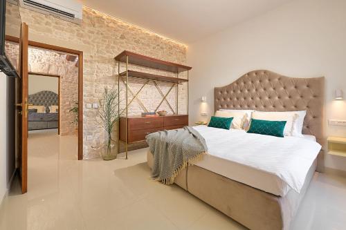 Gallery image of Seafront North House in Sutivan