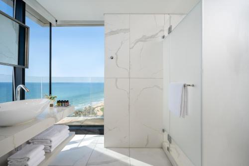Ванная комната в Vert Lagoon Netanya By AFI Hotels