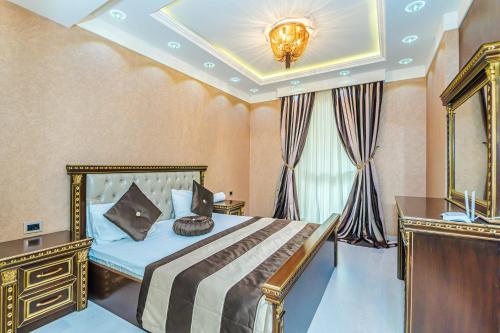 ein Schlafzimmer mit einem Bett und einem Spiegel in der Unterkunft Park Azure and Megafun in Baku