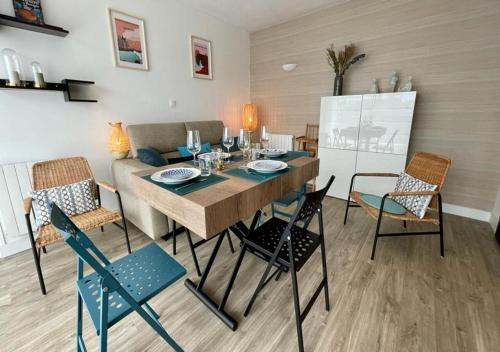 une salle à manger avec une table et des chaises dans l'établissement LE PADDAIR, à Quiberon