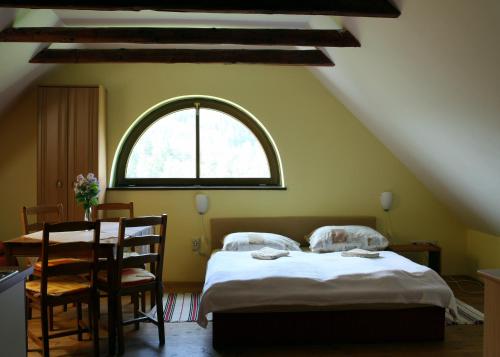 Cama ou camas em um quarto em Penzion Kremenisko