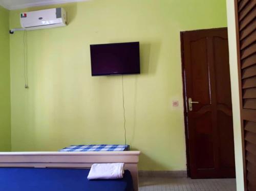 Superb Apartment in Douala - 50 m² with Balconyにあるテレビまたはエンターテインメントセンター