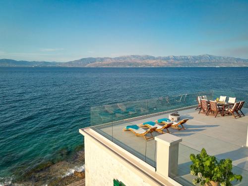 Gallery image of Seafront North House in Sutivan