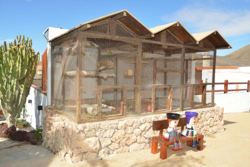 two lego people standing in front of a bird cage at LA CAÑADA in Tiscamanita