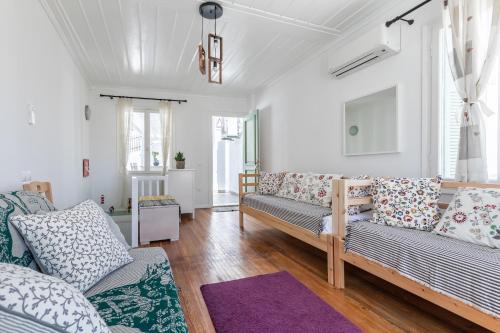 スコペロスにあるLemon Garden House Skopelosのリビングルーム(ソファ2台、ソファ1台付)