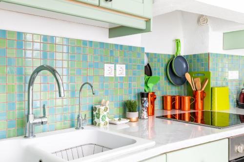 スコペロスにあるLemon Garden House Skopelosの青いタイルのキッチン(シンク付)