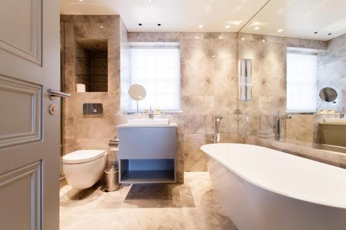 Hope House Residences by Aeria Apartments tesisinde bir banyo