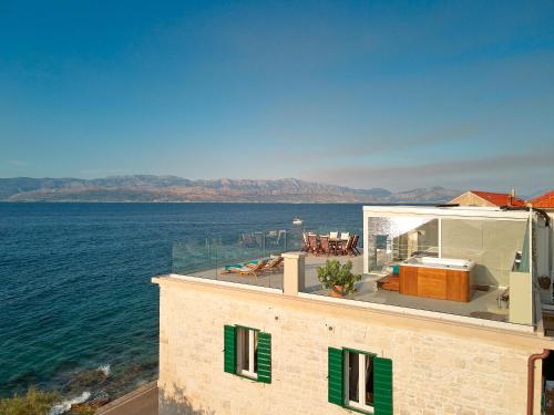 Gallery image of Seafront North House in Sutivan