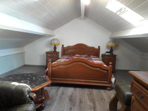 une chambre avec un grand lit dans un grenier dans l'établissement VIDAL BERNARD, à Saint-André-de-Vézines