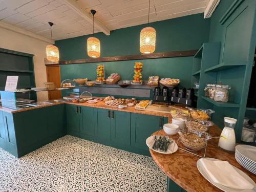 eine Küche mit einem Tisch mit Essen drauf in der Unterkunft Hotel Astoria in Garda