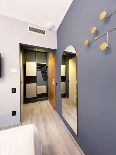 a dressing room with a mirror and a bed at Hotel Astoria in Garda