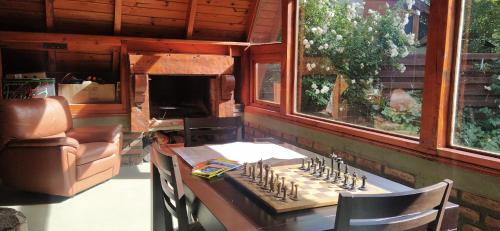 una habitación con una mesa con un tablero de ajedrez. en Habitacion privada en cabaña compartida "Los Cordobeses" en San Martín de los Andes