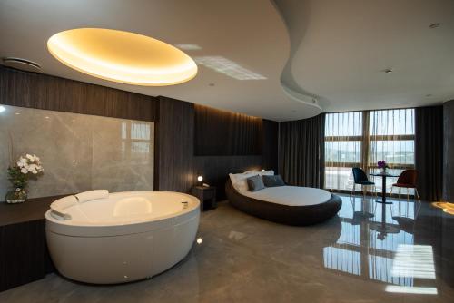 Kamar mandi di Gold Tower Lifestyle Hotel