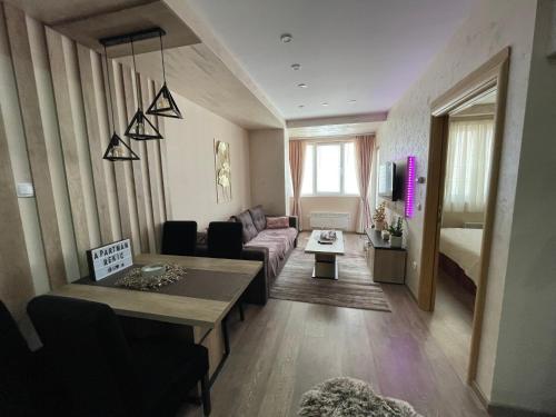 茲拉蒂博爾的住宿－Apartman Rekić 23 Gondola，客厅配有沙发和桌子