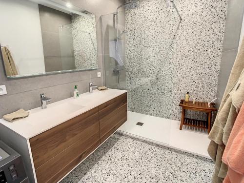 une salle de bain avec un lavabo et une douche dans l'établissement 2 bedroom Majestic, 1 min to the Croisette 357, à Cannes