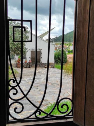 a window with a view of a courtyard outside at Cabañas & Glamping De Ruana Por Boyacá in Paipa