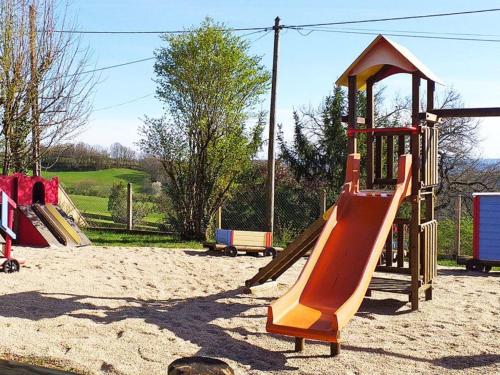 Ο χώρος παιχνιδιού για παιδιά στο Camping maeva Escapades Au P'tit Bonheur
