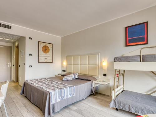 a bedroom with two beds and a bunk bed at Parc Hotel in Peschiera del Garda