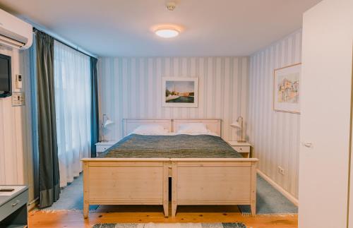 a bedroom with a bed and a large window at Tampere Maja in Tartu