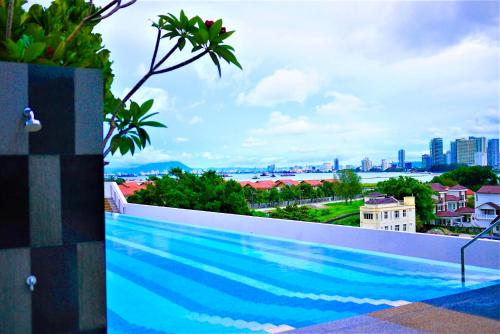 een zwembad met uitzicht op de stad bij The Landmark Penang in Tanjong Tokong