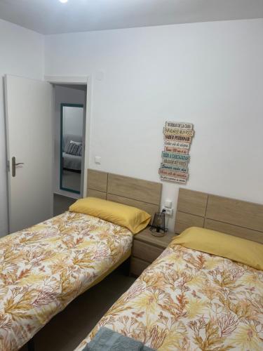 Ліжко або ліжка в номері Apartamento Sirenas, frente al mar