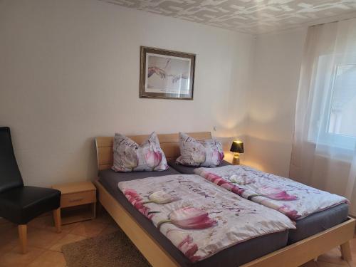 Un dormitorio con una cama en una habitación con ventana. en Ferienwohnung Jasmin in Schönau bei Heidelberg FEWO 2, en Schönau