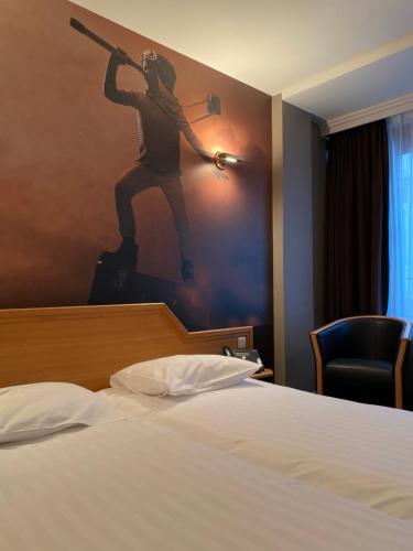 a bedroom with a painting of a gun on the wall at Liberty in Blankenberge