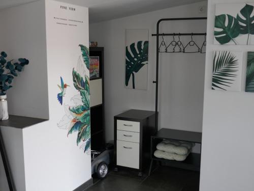 ein Badezimmer mit einem Spiegel und einem Waschtisch mit Handtüchern in der Unterkunft Ferien in Bad Aibling in Bad Aibling