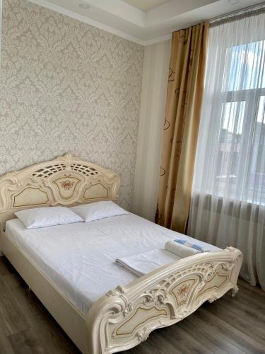 un letto bianco in una camera da letto con finestra di Apartment Studio -біля Вокзалу-недалеко від Центру-Городоцька 151 a Lviv