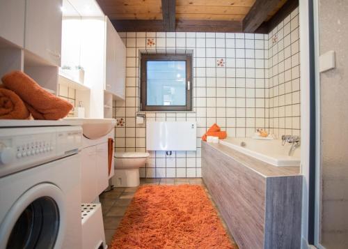 Ένα μπάνιο στο Holidayhome - Margaritenweg 17-R Niedersfeld