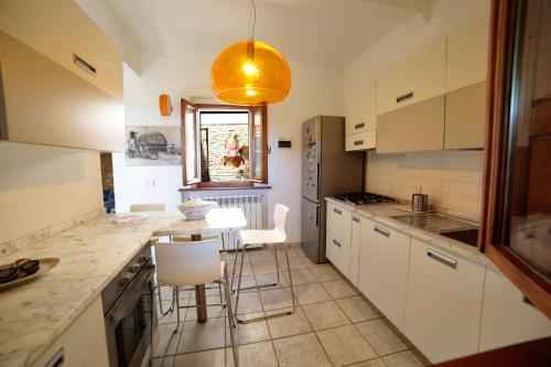 A kitchen or kitchenette at Corte dei Guelfi