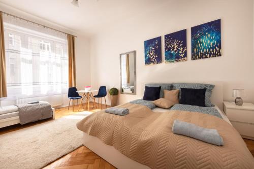 ブダペストにあるCorvin Residenceのベッドルーム1室(大型ベッド1台付)