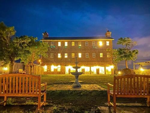 a large building with a fountain in front of it at night at 墾丁勿忘我城堡莊園 in Hengchun
